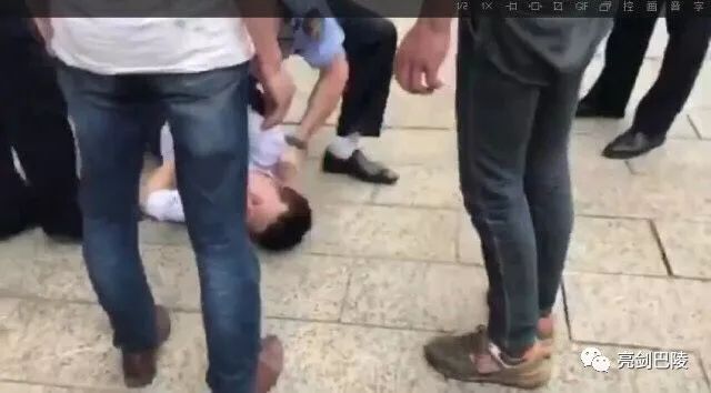 茶陵县城管打人新闻_湘阴城管队员辱骂当事人事件_湘阴城管暴力执法事件