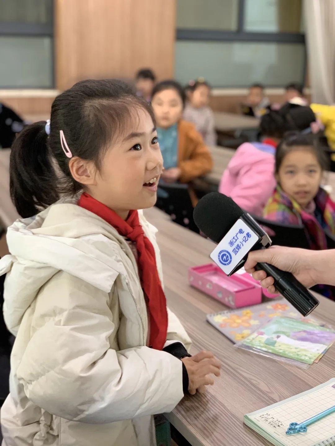 定山小学蓝媒小记者采访课_如何成为一名合格的小记者_广播电视采访方法