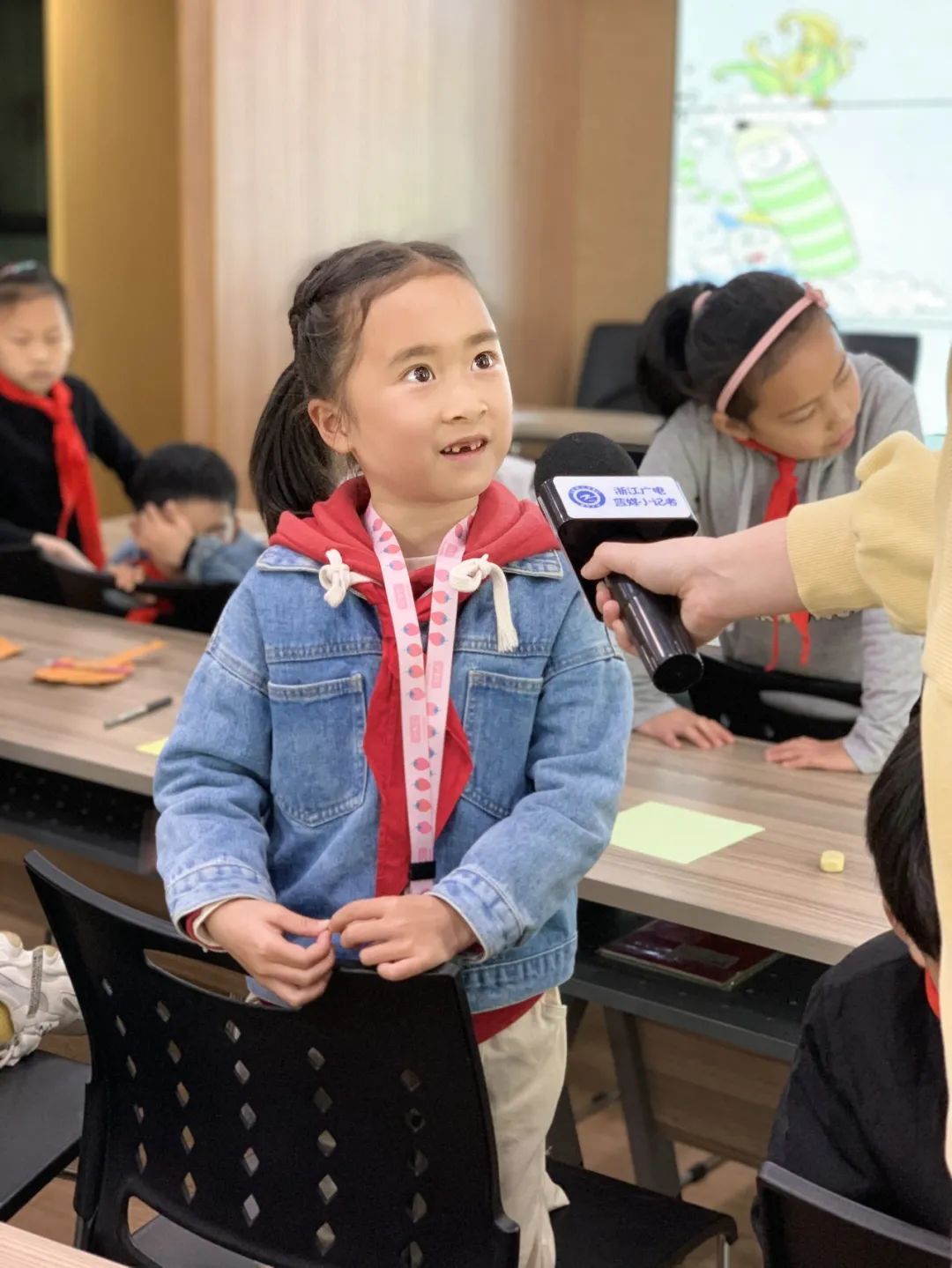 定山小学蓝媒小记者采访课_广播电视采访方法_如何成为一名合格的小记者