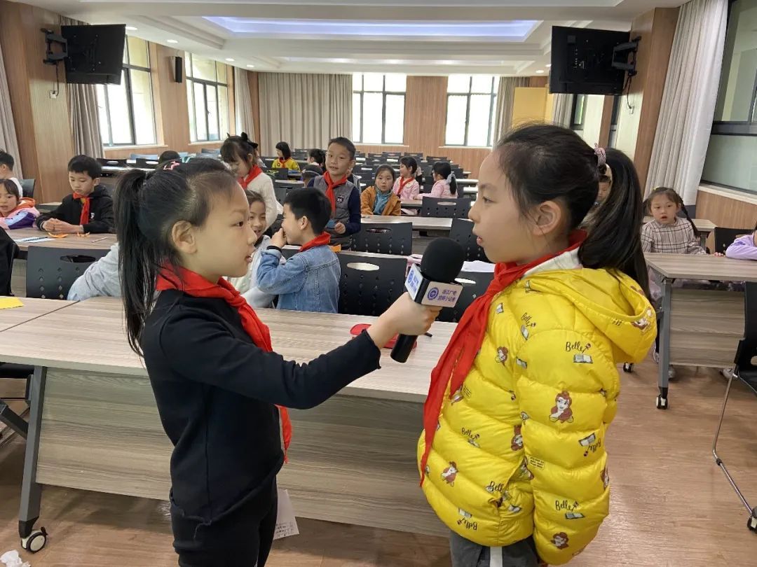 广播电视采访方法_如何成为一名合格的小记者_定山小学蓝媒小记者采访课