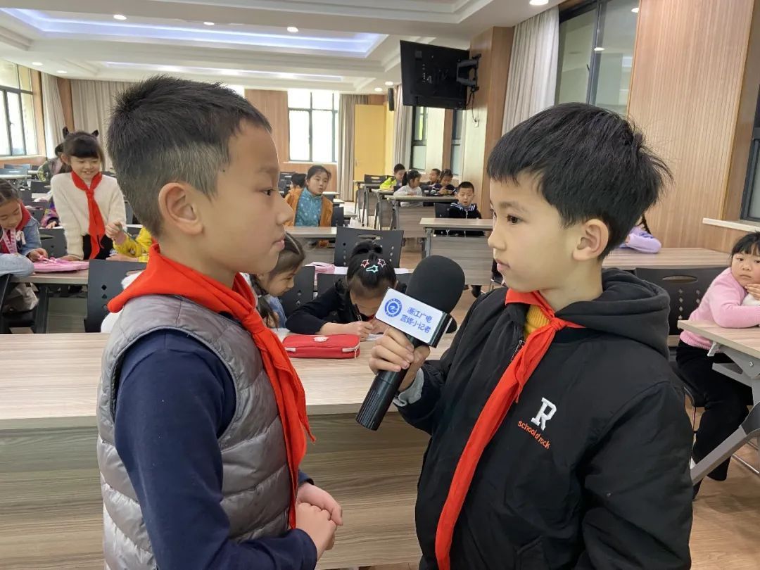 如何成为一名合格的小记者_广播电视采访方法_定山小学蓝媒小记者采访课