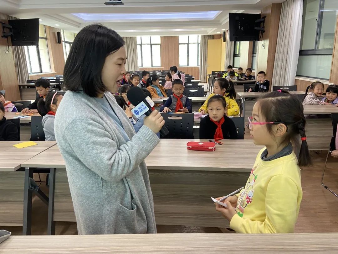 定山小学蓝媒小记者采访课_广播电视采访方法_如何成为一名合格的小记者