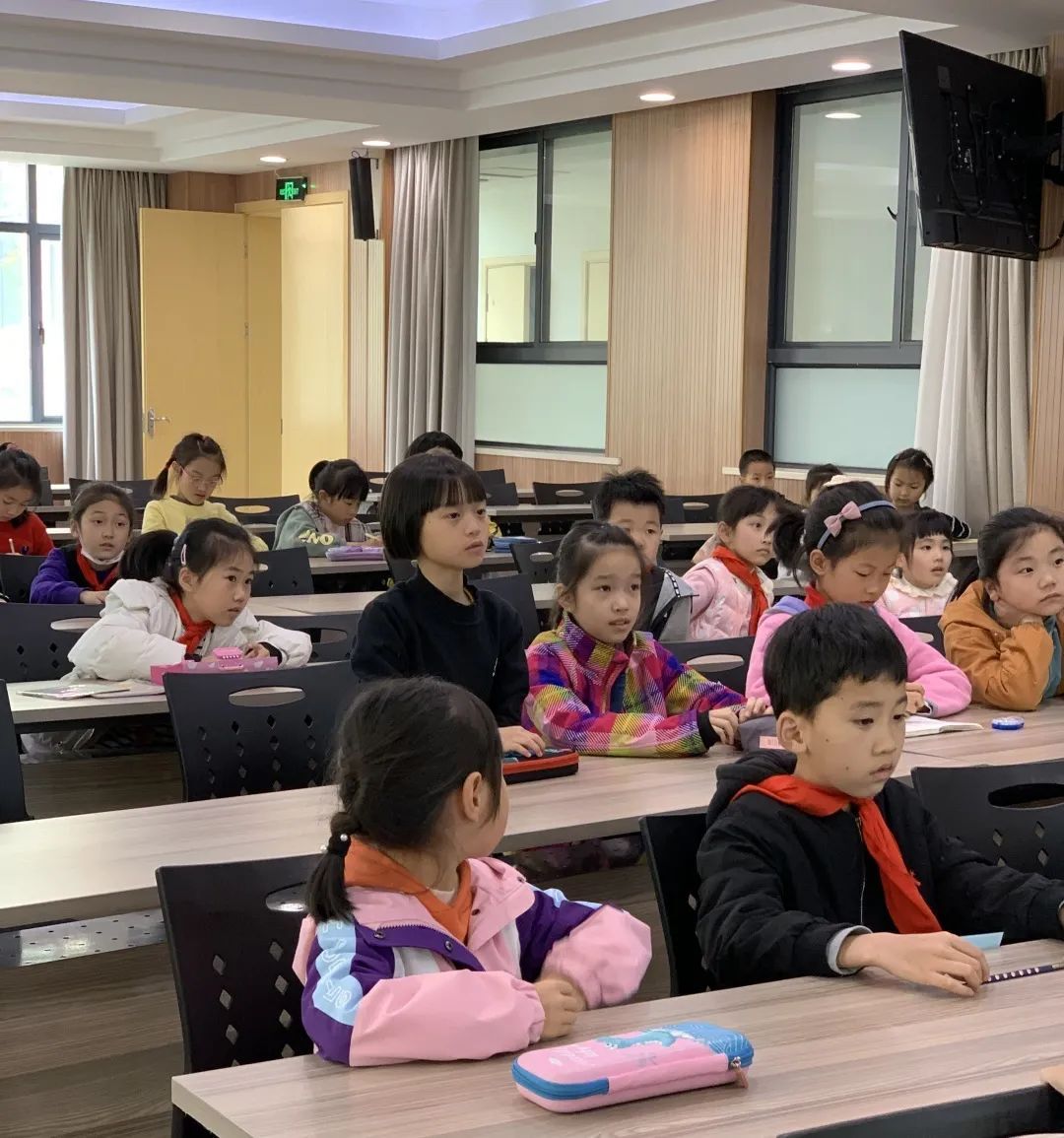 如何成为一名合格的小记者_广播电视采访方法_定山小学蓝媒小记者采访课