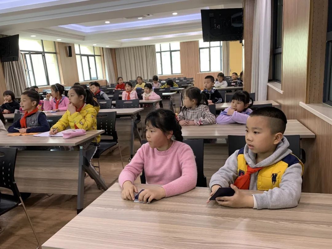 定山小学蓝媒小记者采访课_如何成为一名合格的小记者_广播电视采访方法