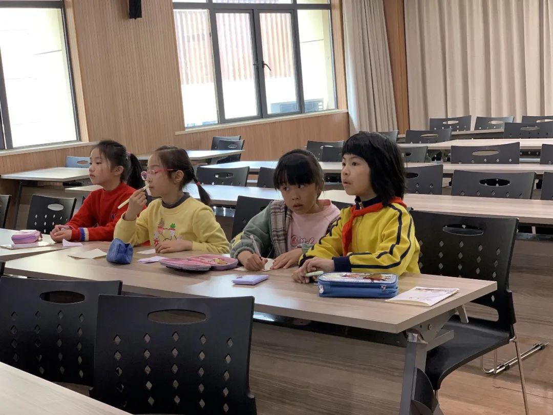 定山小学蓝媒小记者采访课_如何成为一名合格的小记者_广播电视采访方法