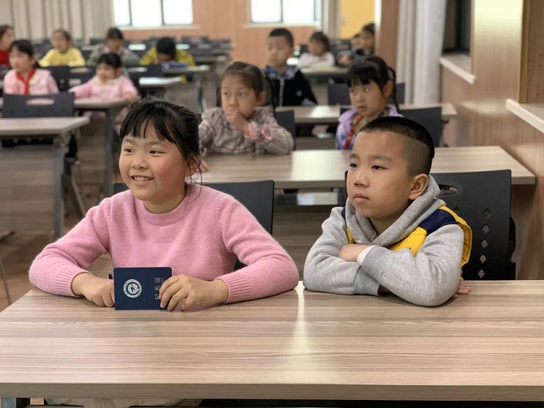 定山小学蓝媒小记者采访课_如何成为一名合格的小记者_广播电视采访方法