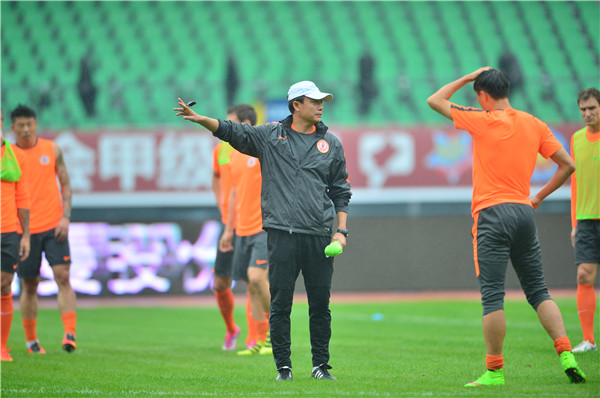 贵州恒丰智诚对阵北京人和 足球比赛 谁赢谁把握冲超主动权_贵州人和贵州恒丰