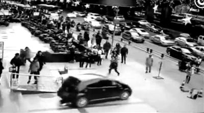 成都轿车冲撞行人4伤 网传持枪抓捕视频系另一案