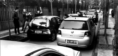 成都闹市区轿车逆行撞人_逃逸车辆新闻_成都轿车撞人事件