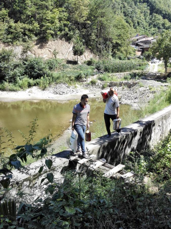 通讯体裁扶贫故事_中央网信办信息化发展局 网络扶贫行动 领导干部扶贫事迹