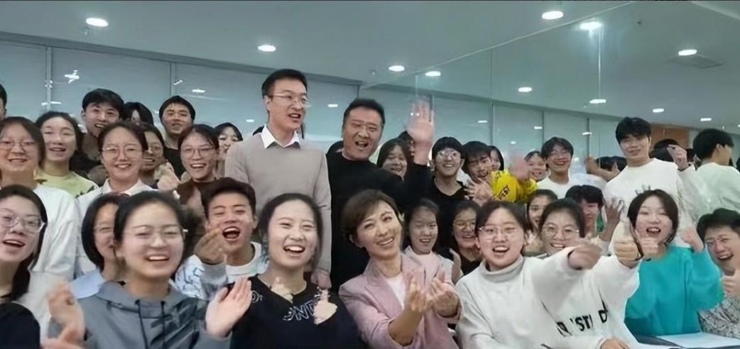 欧阳夏丹+新闻联播_欧阳夏丹主持人生涯回顾_欧阳夏丹近年动态与现状