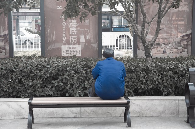 男人压力大怎么办_男人的苦和累经典语句_男人内心孤独