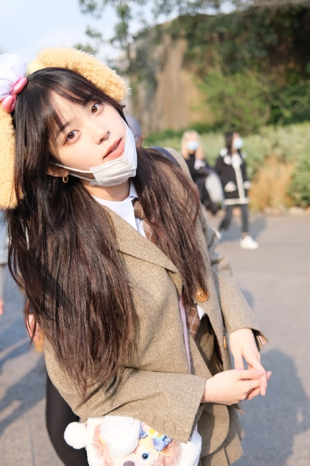 青年导演骂欧阳娜娜恶心，指责其毒害青少年三观，称其一家人素质低