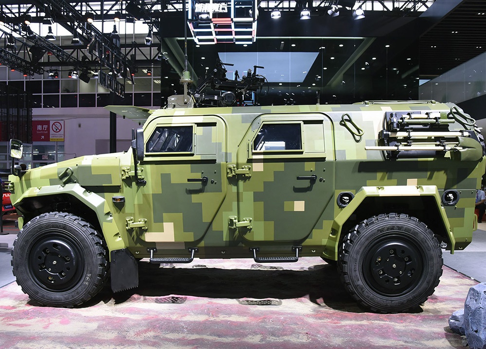 坦克300越野车对比_东风猛士第三代越野车_东风猛士军用版