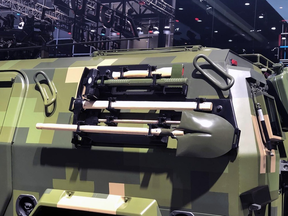 东风猛士军用版_东风猛士第三代越野车_坦克300越野车对比