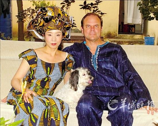 严歌苓的情感生活：随美国外交官丈夫旅居非洲