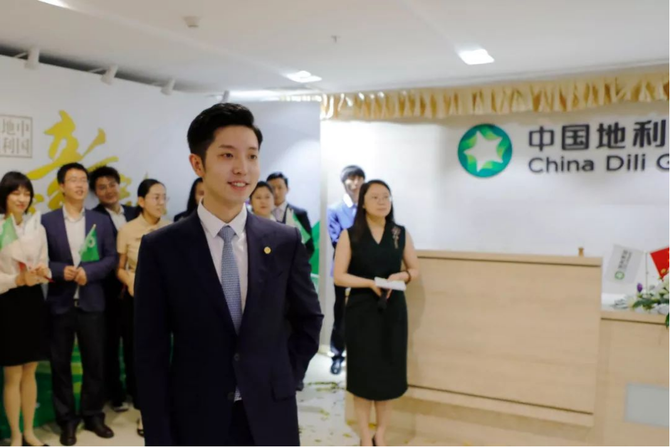 无冕财经, 黑龙江首富姐弟，最终还是把公司玩坏了？ || 深度