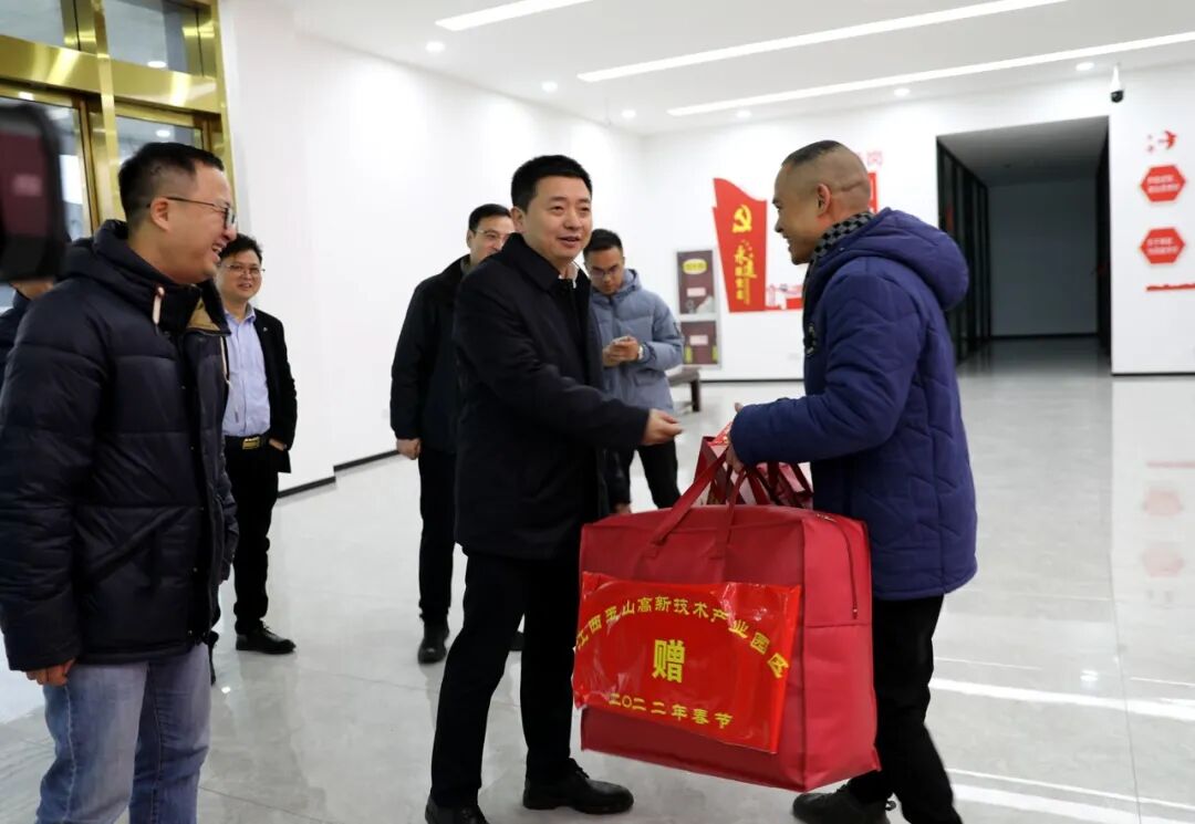 县长余洪雷关心重点企业_县长余洪雷走访慰问困难职工_上饶市余洪雷