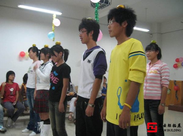 晨会互动小游戏_无道具室内外晨会游戏_开心一刻早会小游戏