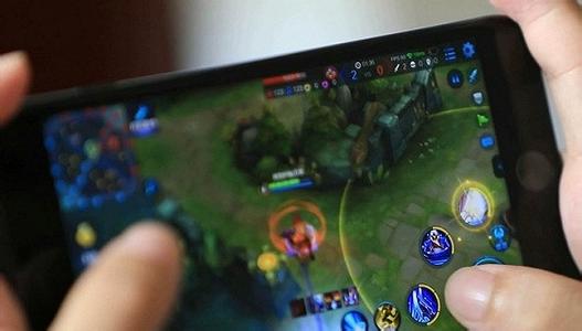 记者体验王者荣耀防沉迷系统：自编身份证号照样能玩