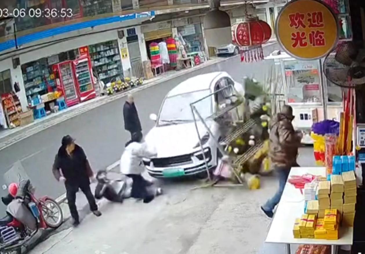 老翁驾4轮代步车突然加速撞倒人行道女子尾椎骨折；伤者家属：交警认定对方全责；交警提醒：不建议买代步车