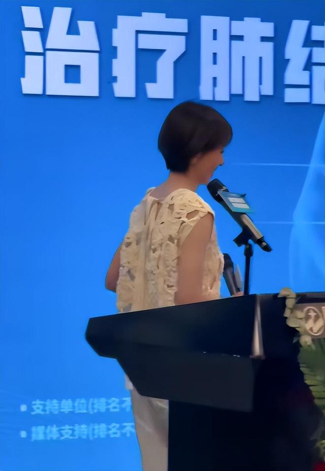 看欧阳夏丹两会视频_欧阳夏丹主持2024深圳医院大会_欧阳夏丹商演活动2024