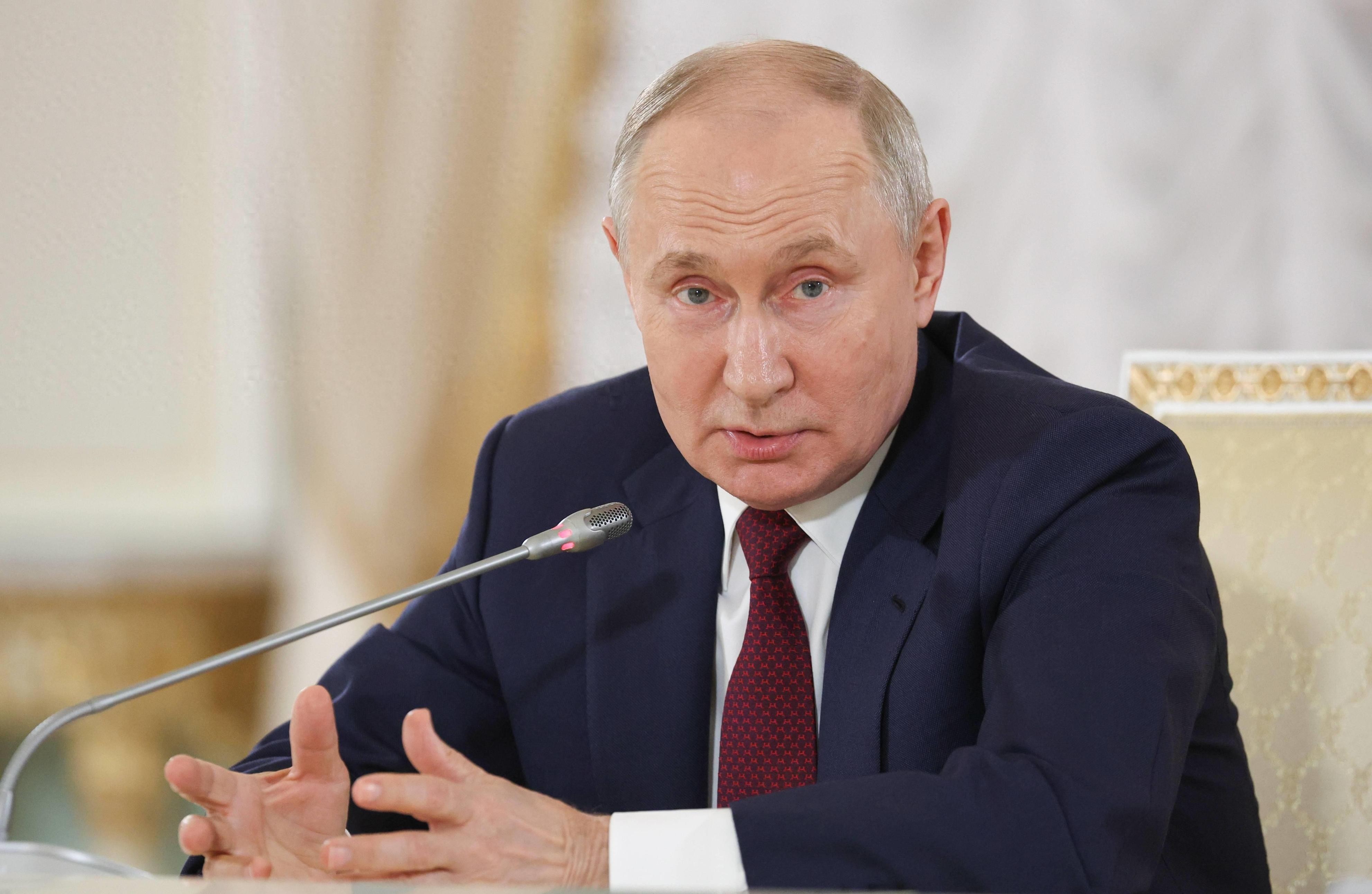 2025年的那场危机，像是提前预演的世界末日，压力压得人喘不过气