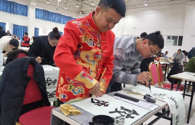 库尔勒市文润梨城翰墨飘香迎冬至_新疆维吾尔自治区千人现场书法大赛_新疆库尔勒新闻
