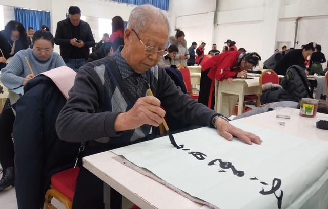 库尔勒市文润梨城翰墨飘香迎冬至_新疆库尔勒新闻_新疆维吾尔自治区千人现场书法大赛