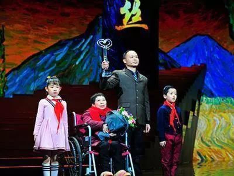 感动中国2017年度人物_感动中国2025十大人物颁奖词_卢永根事迹