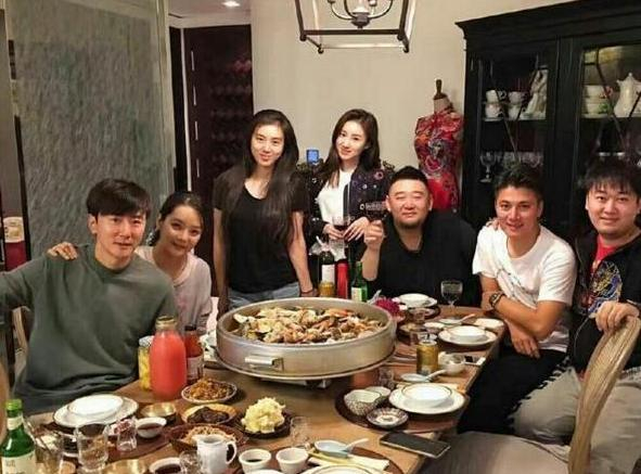 带你看看蔡琳的豪宅，嫁到中国就喜欢穿旗袍，卧室摆满化妆品