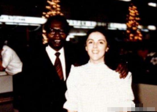 奥巴马女儿吸毒新闻_奥巴马女儿大麻视频_奥巴马女儿抽烟