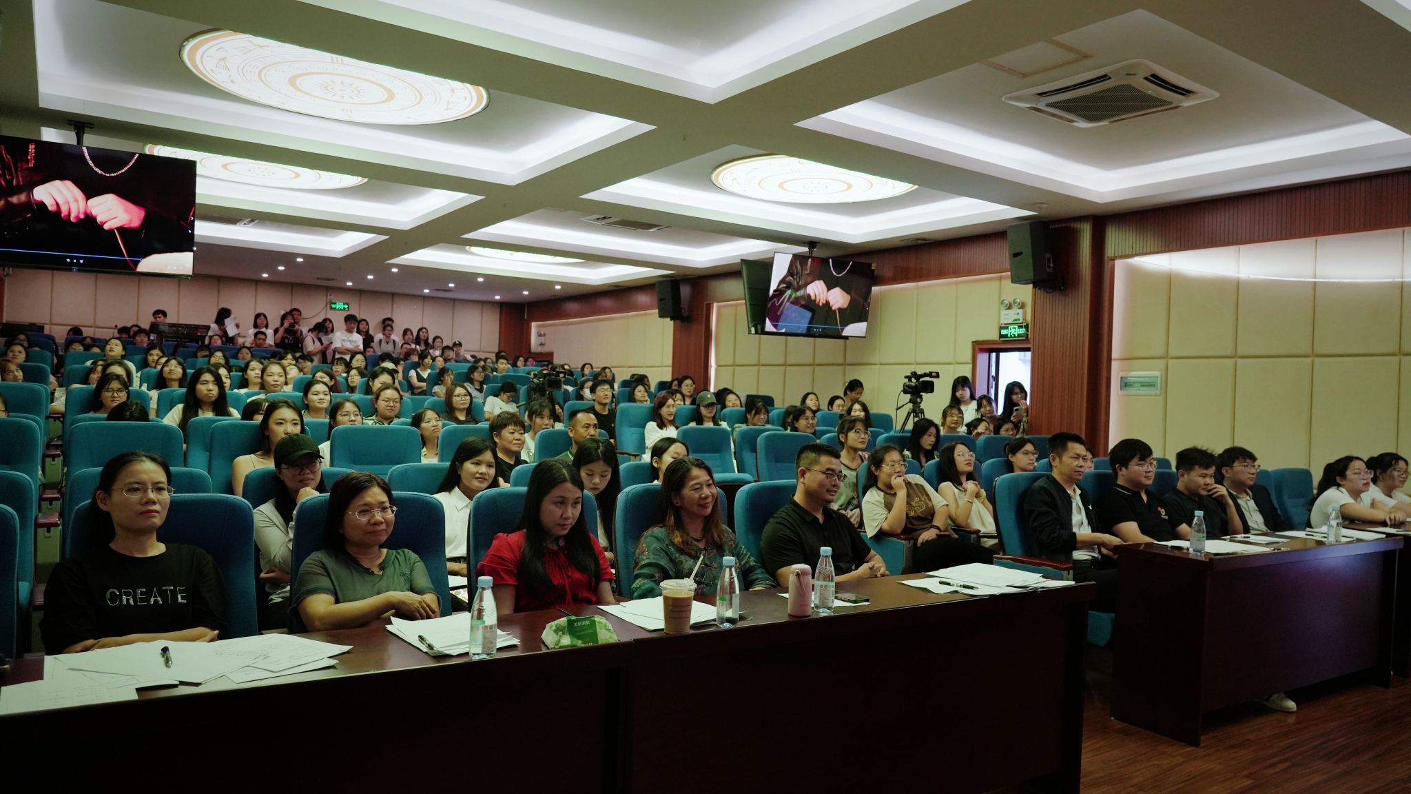 文学与传媒学院举办2024届新闻学专业毕业设计答辩会