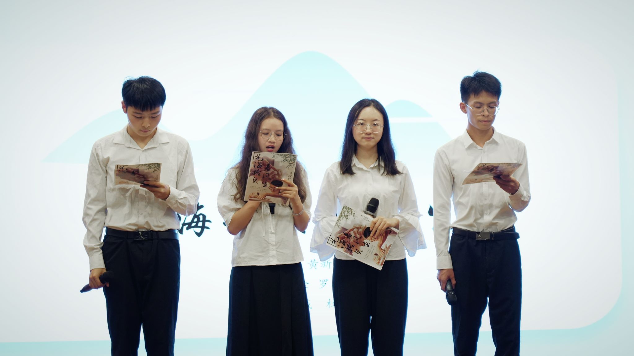 广西民族师范学院文学与传媒学院毕业设计_大学答辩新闻稿_广西民族师范学院新闻学专业毕业设计答辩