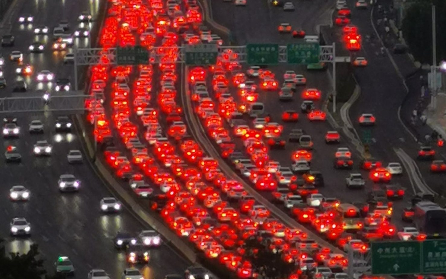 别被堵在路上！郑州周五晚高峰将延长，交警建议错峰出行