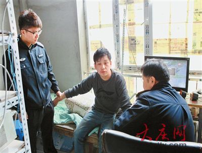 警方抓获外挂工作室人员。