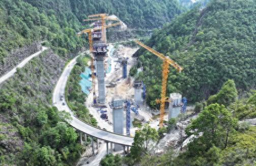 青文高速首座隧道全幅贯通