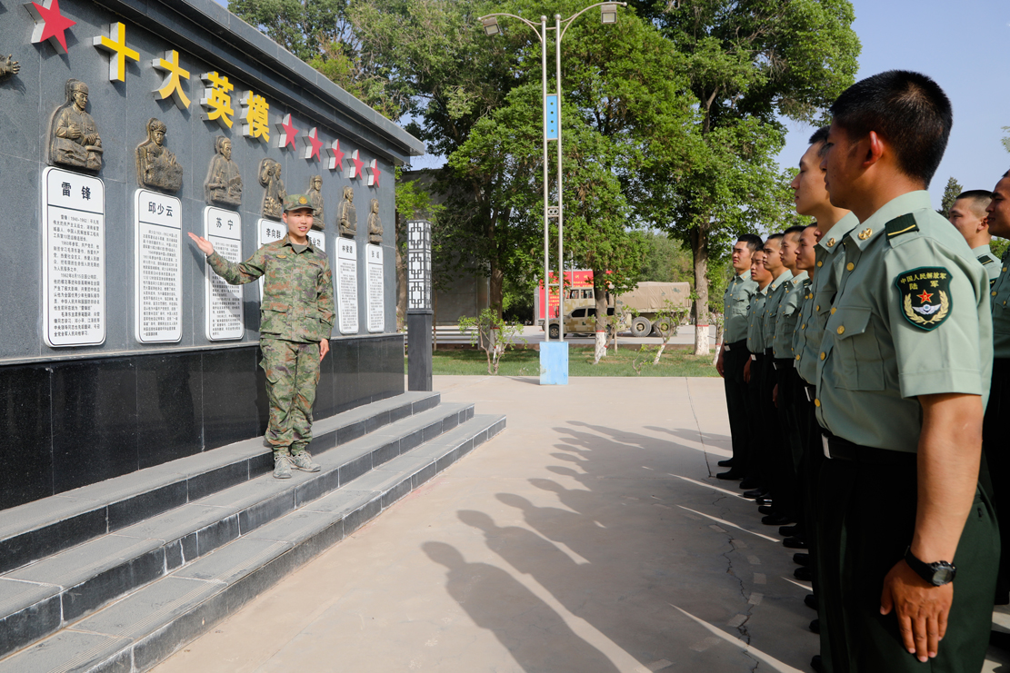 团日活动新闻稿模板_五四青年节主题团日活动_青年官兵弘扬五四精神
