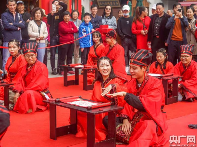 传统婚礼倡节俭 重阳佳节结良缘