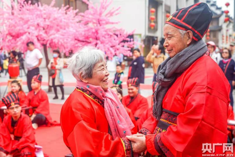 谢红丽张伟金婚礼图片_重阳节金婚老人婚礼_集体婚礼