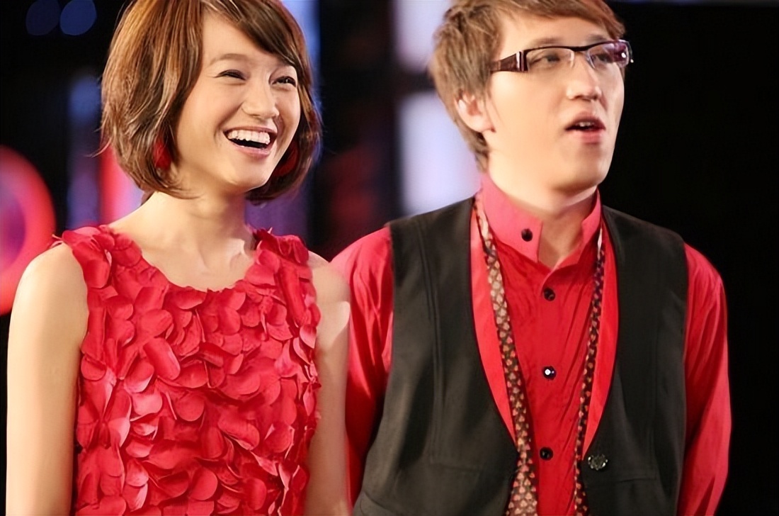 朱丹周一围全家福_朱丹素颜庆生周一围41岁生日_周一围朱丹结婚照 新闻