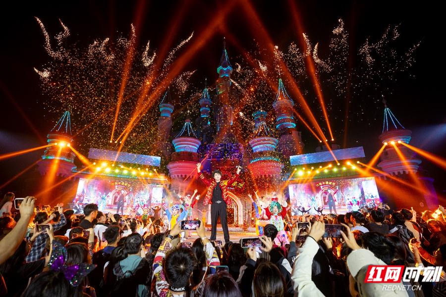 株洲方特游费用_株洲方特旅游区初夏狂欢节探秘侏罗纪活动_方特欢乐世界千架无人机烟花共舞水帘洞花火盛宴