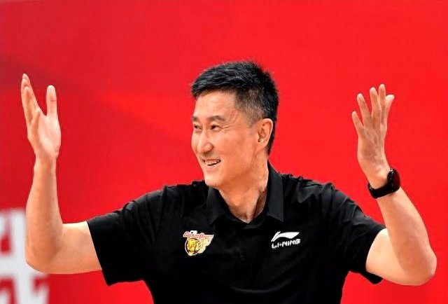 广东男篮12人名单公布！杜锋亲自带队，徐杰焦泊乔领衔 力拼开门红