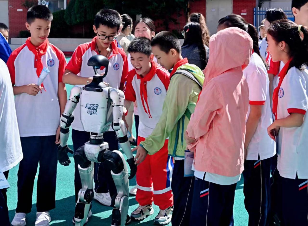 机器人投篮、机器狗跳舞，2025年全国科普月“科技创未来 科普校园行”活动开启