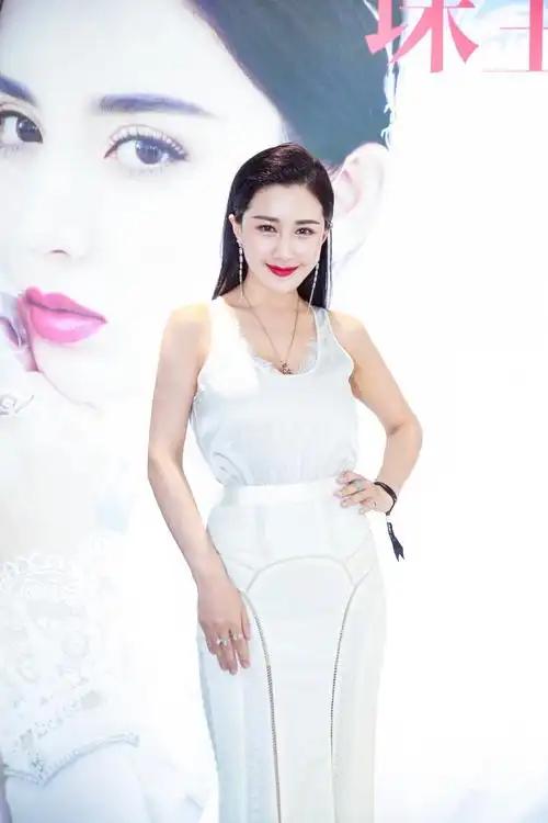 张暖雅转型自媒体创业_张暖雅17全婐照片图_张暖雅嫁给农村男人