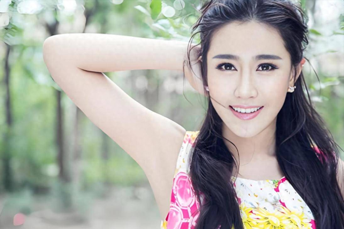 42岁香港艳星下嫁山东农村，曾不雅照满天飞，现状曝光，她后悔吗