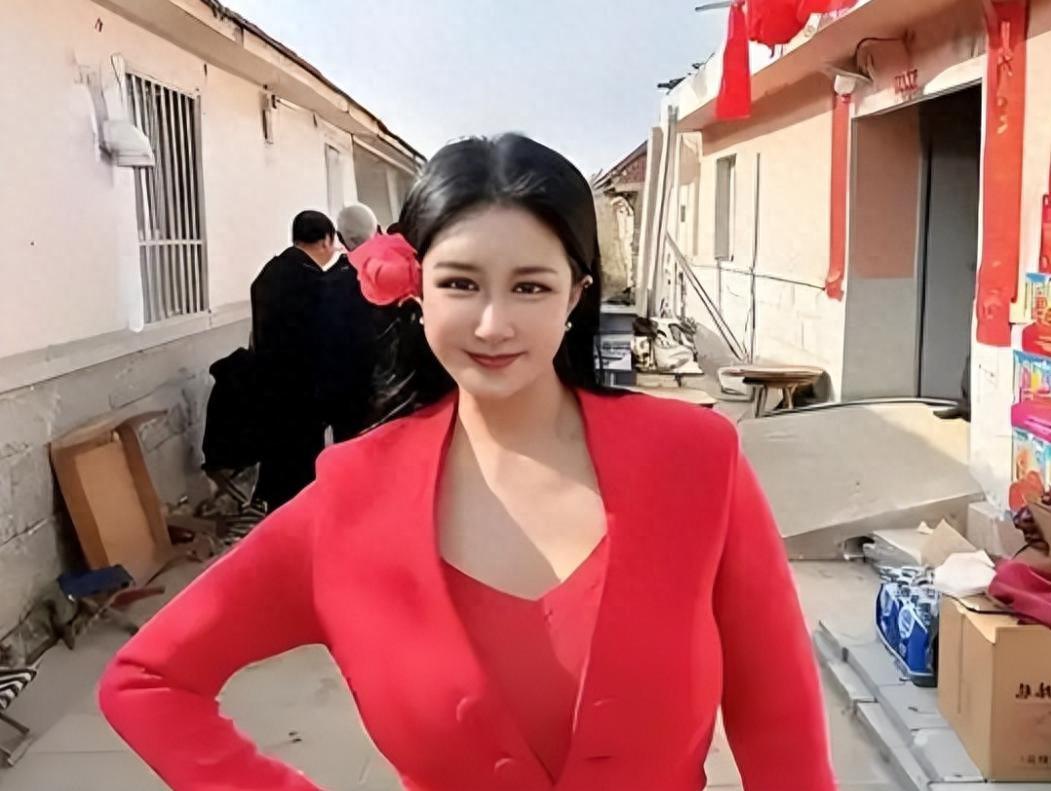 42岁香港三级片女星，下嫁山东农村，曾不雅照满天飞，现官宣怀孕