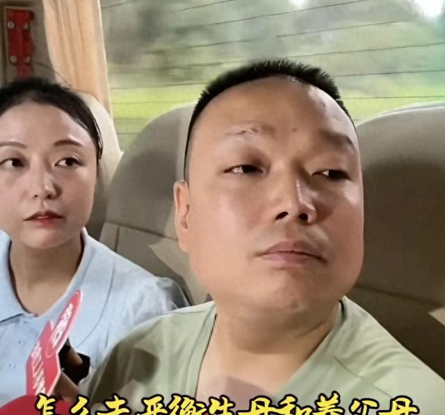 千万富翁王晓举养母现身，透露收养他是奶奶的决定，为他付出一切