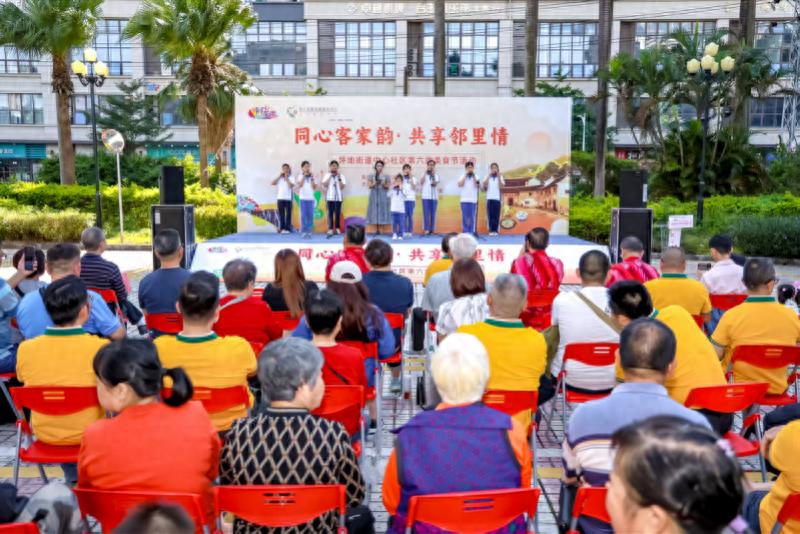 坪地一社区办美食节 侨胞一口客家菜“回”到小时候