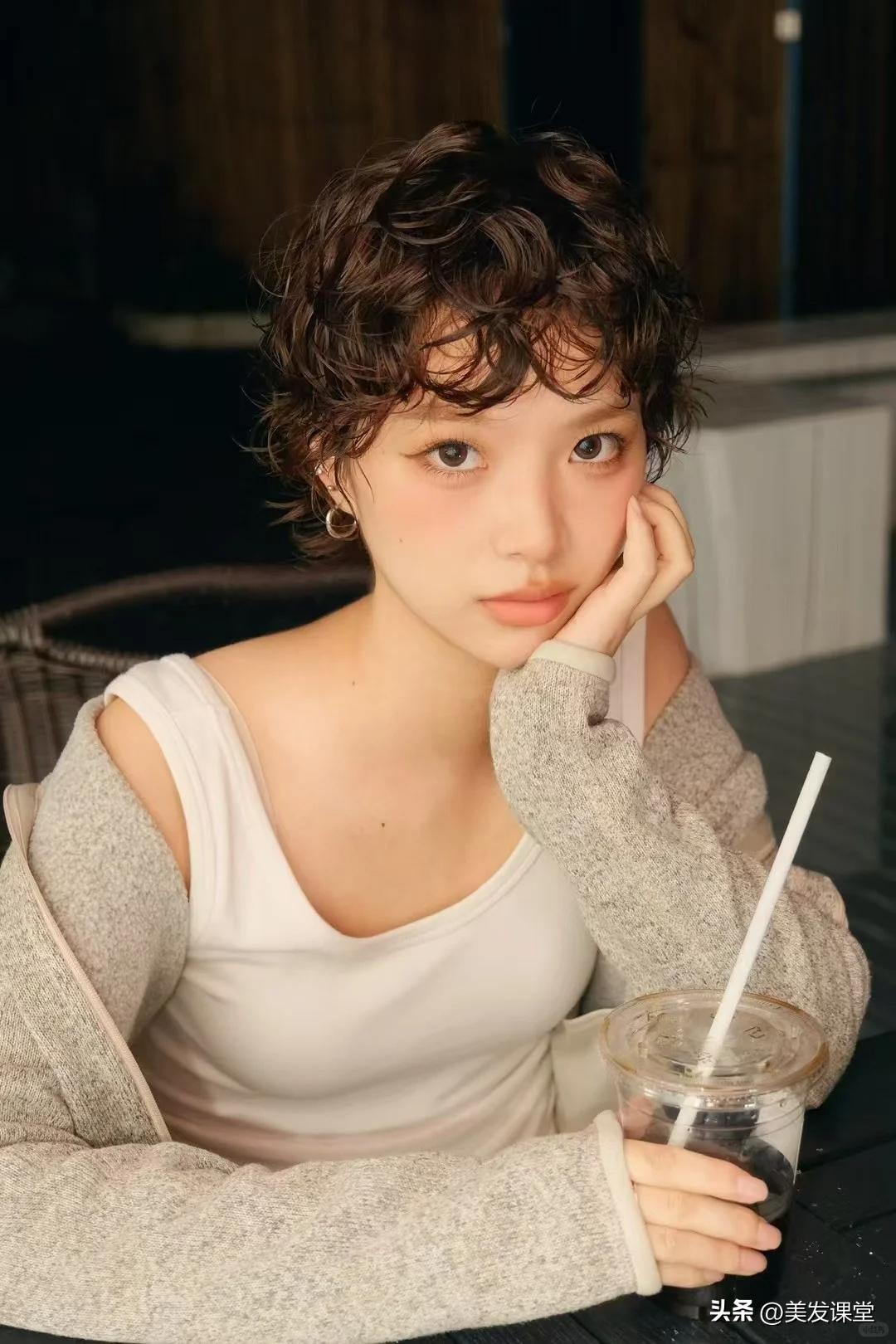 女短发发型设计图片_日系微卷蓬松短发造型_超短发烫发设计